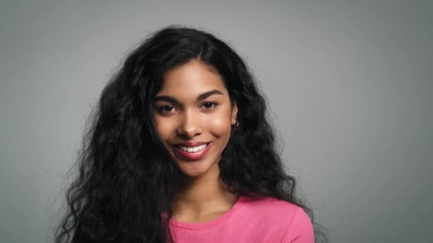 Cerró Retrato Una Joven Africana Sonriente Fotografía Con Cámara Helio — Vídeo de stock