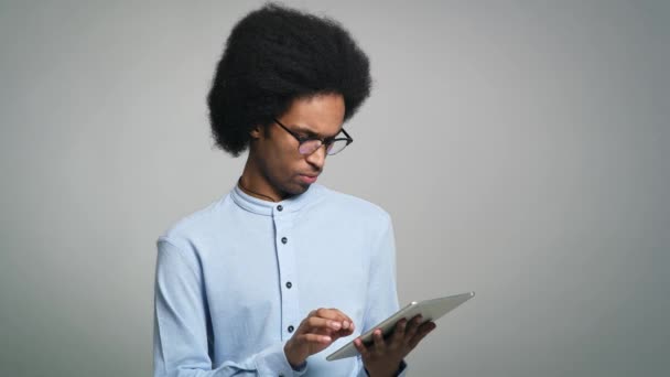 Joven Africano Usa Una Tableta Digital Fotografía Con Cámara Helio — Vídeo de stock