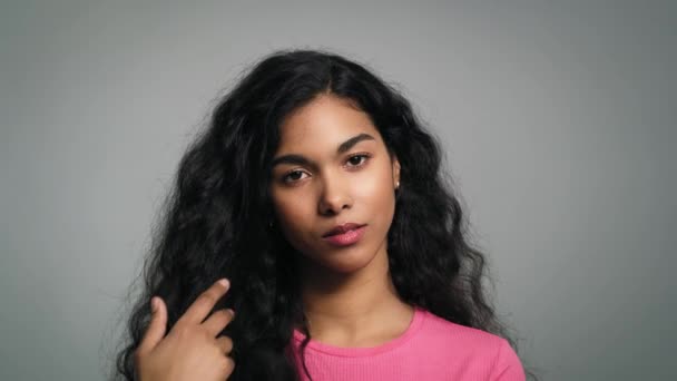 Primer Plano Retrato Una Hermosa Joven Estudio Rodaje Fotografía Con — Vídeo de stock