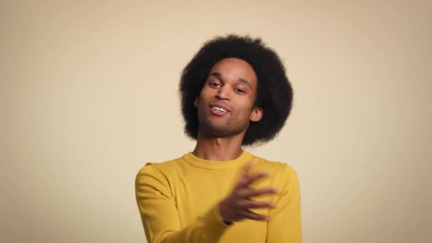 若いアフリカ人の男性の話とジェスチャーのビデオ 8Kでレッドヘリウムカメラで撮影 — ストック動画