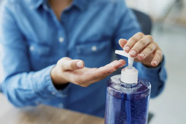 Fechar Mãos Usando Produto Limpeza — Fotografia de Stock