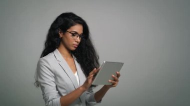 Genç Afrikalı iş kadını stüdyo çekimlerinde dijital tablet kullanıyor. 8K 'da kırmızı helyum kamerayla çekildi..