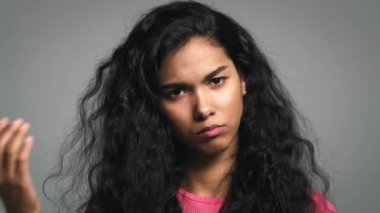 Güzel, uzun saçlı genç bir kadının videosunu kapat. 8K 'da kırmızı helyum kamerayla çekildi..