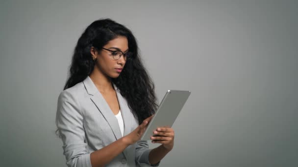 Jovem Africana Usa Tablet Digital Tiro Com Câmera Hélio Vermelho — Vídeo de Stock