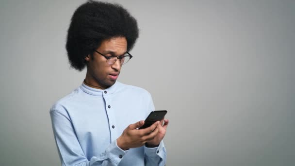 Młody Afrykański Wolny Strzelec Używa Telefonu Cyfrowego Ujęciu Studyjnym Nakręcony — Wideo stockowe