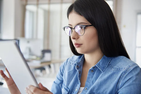 Mulher Asiática Usando Tablet Digital Escritório — Fotografia de Stock