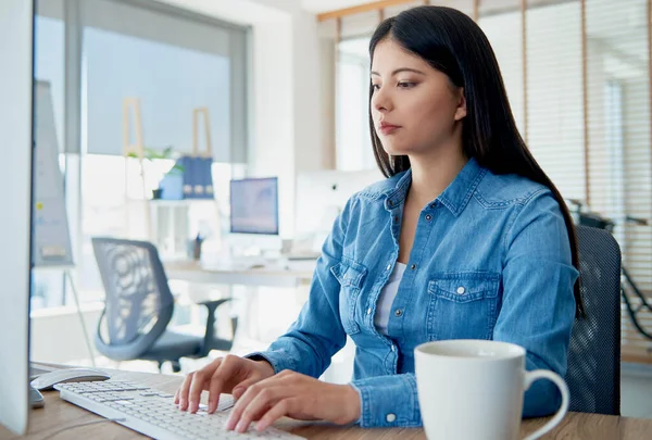 Mulher Escritório Trabalhando Computador — Fotografia de Stock