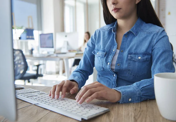 Primo Piano Della Donna Che Digita Sulla Tastiera Del Computer — Foto Stock