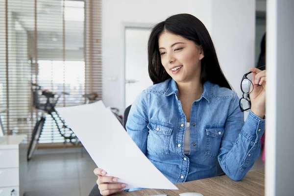 Mulher Analisando Bons Resultados Trabalho — Fotografia de Stock