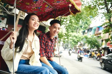Vietnam 'da seyahat eden bir çift.