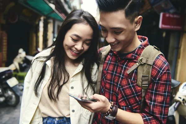 Casal Vietnamita Usando Telefone Celular Como Ferramenta Navegação — Fotografia de Stock