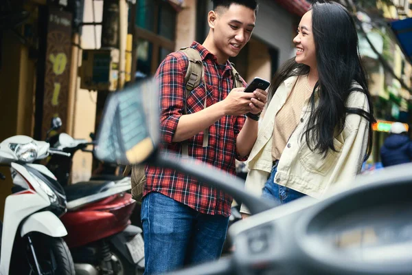 Asyalı Çift Telefon Içeriğiyle Eğleniyor — Stok fotoğraf