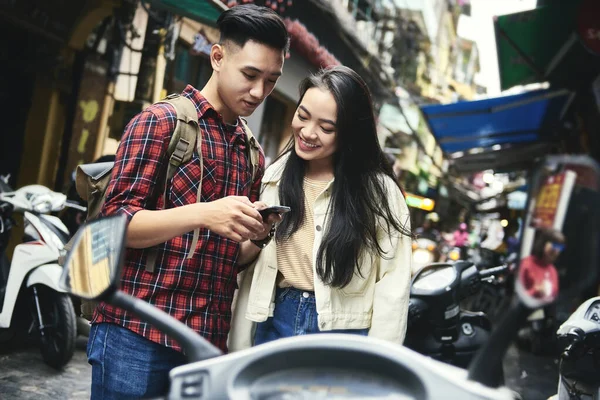 Young Couple Using Phone Street — Stock Photo, Image