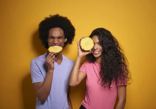 パイナップルのスライスを持つアフリカのカップル — ストック写真