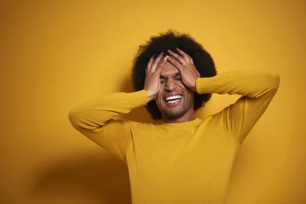 Hombre Excitado Sobre Fondo Amarillo —  Fotos de Stock