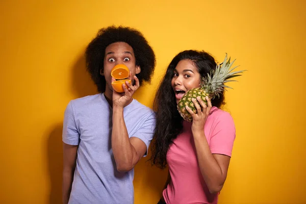 エキゾチックな果物を持つアフリカのカップル — ストック写真