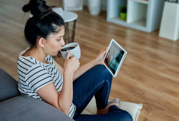 Frau Hält Videokonferenz Mit Freunden Und Trinkt Kaffee — Stockfoto