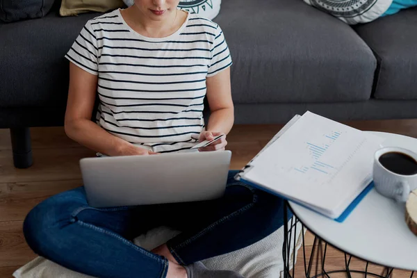 Menutup Wanita Muda Duduk Dan Melakukan Belanja Online — Stok Foto