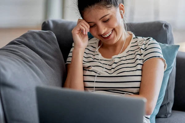 Jong Aziatische Vrouw Kijken Iets Grappig Een Laptop — Stockfoto