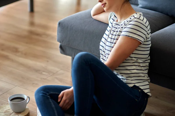 Nahaufnahme Junge Frau Sitzt Auf Dem Boden Und Denkt — Stockfoto