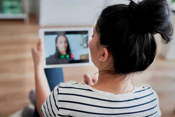 Mulher Tendo Uma Videoconferência Com Seu Melhor Amigo — Fotografia de Stock