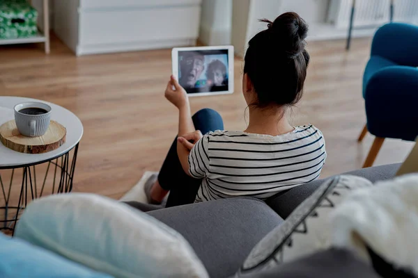 Mulher Fazendo Uma Videoconferência Com Avós Tablet Fotos De Bancos De Imagens