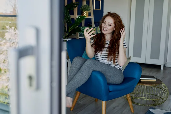 Mujer Usando Teléfono Sala Estar — Foto de Stock