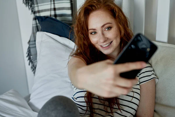 Yatak Odasında Selfie Çeken Bir Kadın — Stok fotoğraf