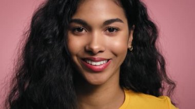 Gülümseyen genç Afrikalı kadının yakın portresi. 8K 'da kırmızı helyum kamerayla çekildi..