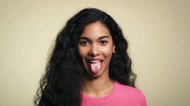 Oyuncu genç Afrikalı kadının videosunu kapat. 8K 'da kırmızı helyum kamerayla çekildi..