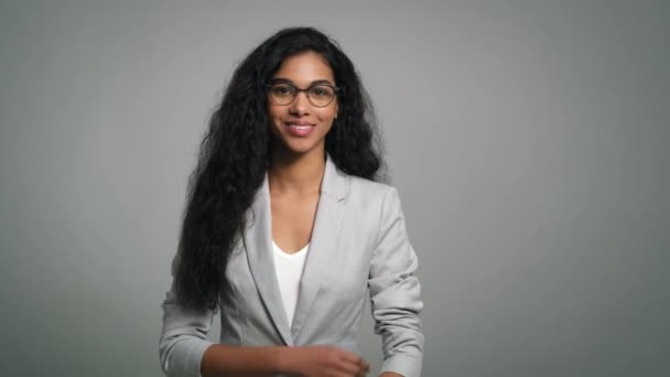 Retrato Una Joven Empresaria Sonriente Estudio Fotografía Con Cámara Helio — Vídeo de stock