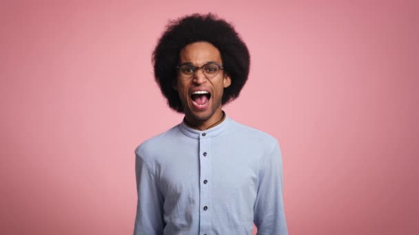 Video Joven Africano Muy Sorprendido Toma Del Estudio Fotografía Con — Vídeo de stock