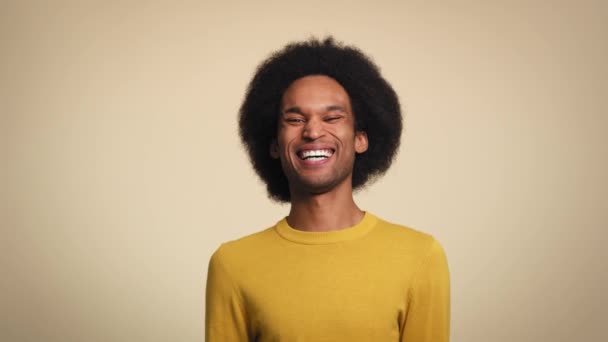 Joven Africano Riéndose Plano Estudio Fotografía Con Cámara Helio Red — Vídeo de stock