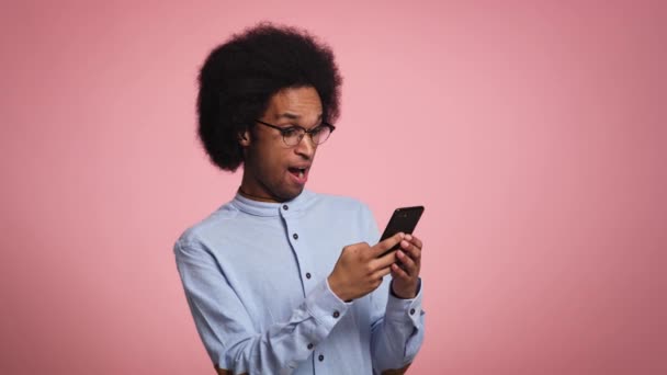 Jovem Muito Surpreso Com Telefone Mão Tiro Com Câmera Hélio — Vídeo de Stock