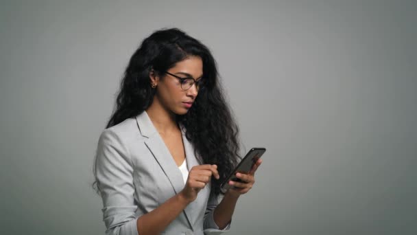 Formeel Geklede Jonge Afrikaanse Vrouw Gebruikt Een Telefoon Opgenomen Met — Stockvideo