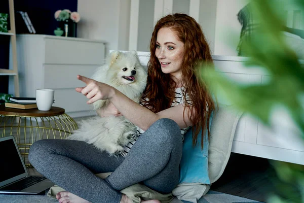 Mulher Ruiva Com Cão Sala Estar — Fotografia de Stock