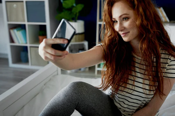Attraktiv Kvinna Som Tar Selfie Sovrummet — Stockfoto