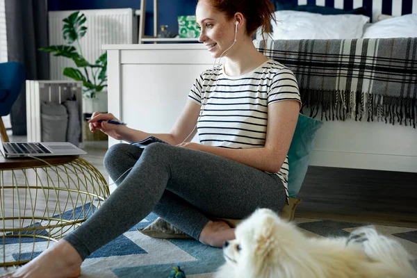 Mujer Usando Portátil Casa Suelo — Foto de Stock