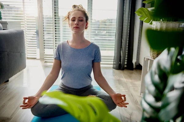 Kvinna Som Gör Lite Meditation Motion Hemma — Stockfoto