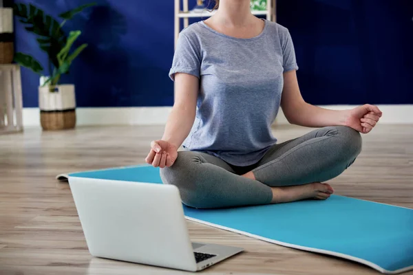 Mulher Irreconhecível Fazendo Alguns Exercícios Meditação — Fotografia de Stock