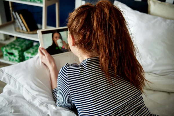 Vrouw Liggend Voorkant Het Hebben Van Een Video Conferentie — Stockfoto