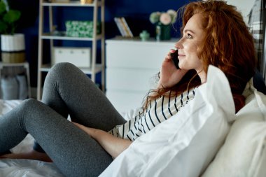 Cep telefonuyla konuşan kadın.