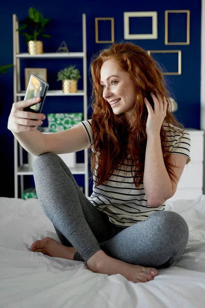 Imagem Vertical Mulher Tomando Uma Selfie Cama — Fotografia de Stock