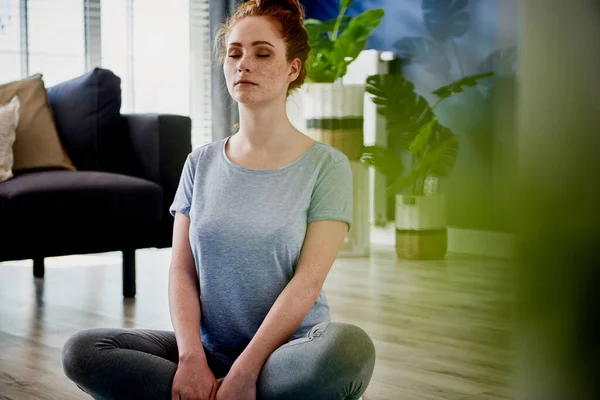 Evde Meditasyon Egzersizi Yapılır — Stok fotoğraf
