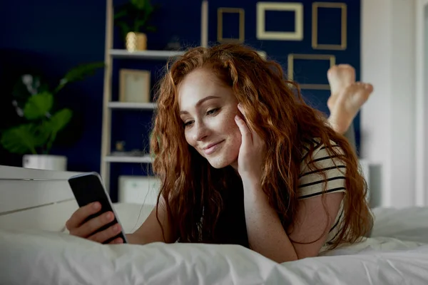 Jeune Femme Utilisant Téléphone Pendant Literie — Photo