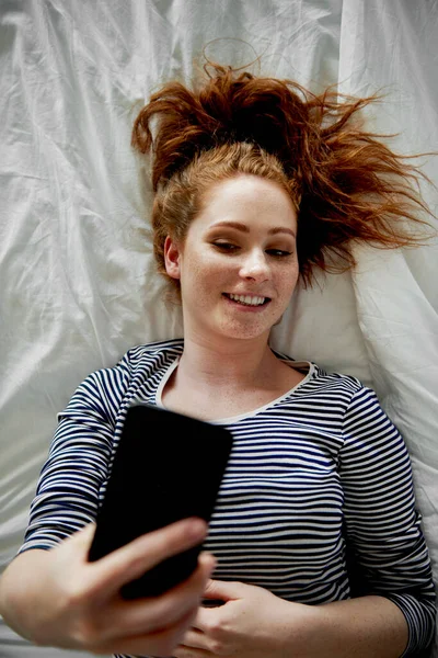 Yatakta Selfie Çeken Kadının Iyi Görüntüsü — Stok fotoğraf