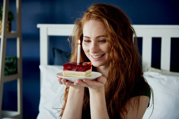 Žena Připravena Sfouknout Narozeninovou Svíčku — Stock fotografie