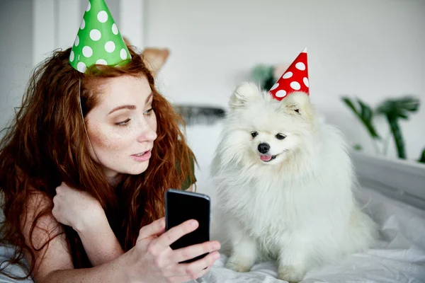 Woman Showing Her Dog Taken Selfie — Stock Photo, Image
