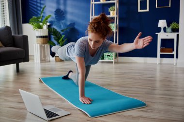 İnternetten ev çalışması dersi alan bir kadın.