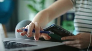 Evde öğrenim gören tanınmayan bir kadının el kamerasıyla çekilmiş videosu.